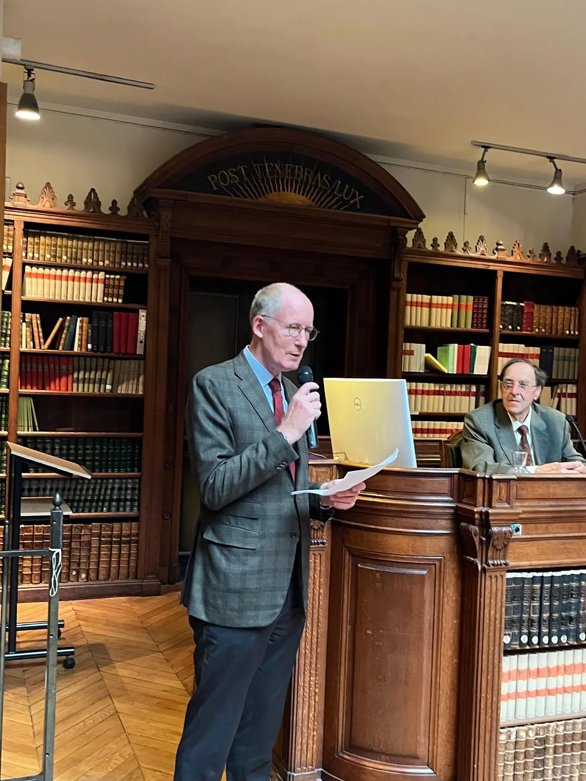 Photo de Stephane Coste faisant un discours, il tient un micro et un papier